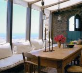 Salon avec vue superbe sur la mer et l’île de cette maison de vacances Résidence secondaire de vacances sur la côte