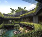Le centre de cette intéressante maison familiale verdoyante est la piscine dans le patio architecture écologique résidentielle verte maison