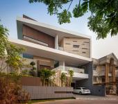 Une résidence de style à la façade contemporaine vue depuis la rue architecture moderne maison de ville