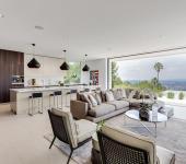 La pièce principale de cette belle maison neuve fraichement construite dans les alentours de Beverly Hills séjour salon luxe mobilier aménagement maison neuve