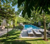 Belle maison de charme avec un petit jardin et une piscine représentant un vrai paradis vert extérieur aménagement piscine jardin maison de ville