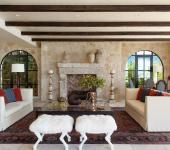 Un séjour élégant de ce ranch américain arborant des traits éclectiques rustiques et modernes ranch américain moderne contemporain