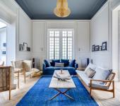 Le séjour de cet hôtel particulier totalement rénové dans la région parisienne intérieur design luxe maison rénovée