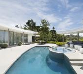 Belle et moderne maison d’architecte totalement rénovée à Beverly Hills superbe terrasse avec piscine extérieure de luxe