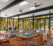 Séjour un brin rétro avec une superbe vue panoramique de cette maison moderne Intérieur luxueux et lumineux de maison moderne