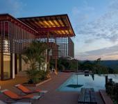 La piscine et la terrasse de cette belle résidence secondaire au cœur de la forêt Magnifique maison secondaire familiale