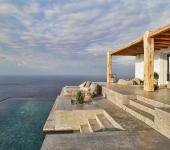 Superbe piscine extérieure à débordement avec imprenable vue sur la mer belle résidence secondaire vacances à la mer grèce