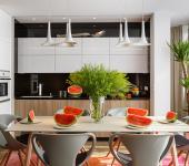 Appartement de ville au design intérieur très haut en couleur