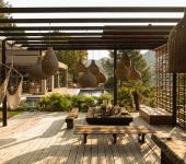 Cette belle villa à louer se distingue par sa magnifique terrasse en bois avec une pergola belle location de luxe côte d'azur cassis