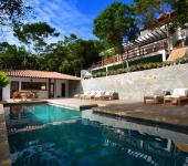 La terrasse privée et la belle piscine avec vue de cette villa à louer