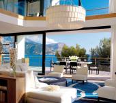 Le séjour clair et lumineux de cette villa de rêve avec vue imprenable sur la Méditerranée vacances de luxe côte d'Azur France villa à louer