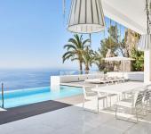 Cette villa exotique possède une magnifique terrasse et une piscine avec vue sur la mer belle villa exotique costa blanca espagne