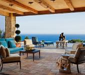 Belle terrasse couverte de cette villa de luxe donnant sur l’océan magnifique villa de luxe en californie