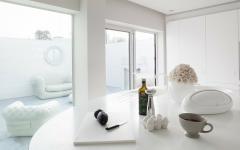 intérieur aménagé tout en blanc