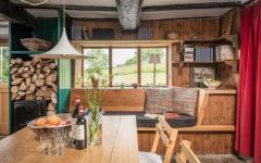 L’ambiance d’origine de cette maison ancienne rénovée a été habillement préservée salle à manger meuble intérieur rustique rénové