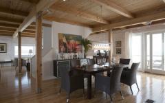 La salle à manger de cette maison en bois se trouve dans la pièce de vie principale salle à manger maison en kit sur pilotis plage