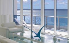 Séjour à l’ameublement en blanc avec imprenable vue sur la mer design élégant et luxueux vue sur la mer
