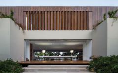Le séjour qui fait le « lien » entre les deux divisions de cette résidence contemporaine maison d'architecte vacancière vue sur la mer