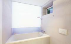 salle de bains en blanc futuriste