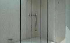 Belle douche & baignoire inspirées par le design général minimaliste de l’appart douche et baignoire salle de bains luxe