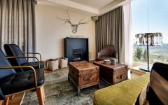 petit salon assises confortables et table basse originale