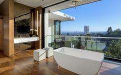 baignoire salle de bain avec vue sur la ville