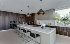 La cuisine est grande, avec l’espace et les aménagements nécessaires pour déployer ses talents de cuisinier cuisine us ouverte américaine placards modernes