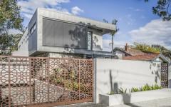 résidence familiale à trois niveau moderne et contemporaine