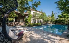 La piscine de cette maison de charme constitue le point central de ses espaces extérieurs piscine extérieure maison rustique familiale individuelle