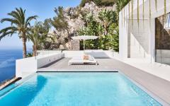 Villa exotique dont la terrasse est aménagée d’une superbe piscine et dévoile un beau panorama de 180° belle piscine extérieure terrasse avec vue sur la mer