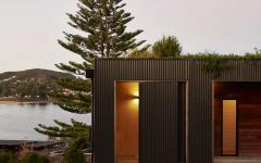 A la nuit tombée cette maison modulaire moderne s’éclaire de quelques lumières tamisées architecture durable maison modulable éco responsable