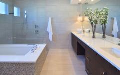Spacieuse et luxueuse salle de bains
