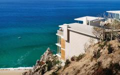 Bâtie sur une colline rocheuse cette maison fait partie des biens immobiliers très prisés grande résidence de vacances avec vue sur la mer