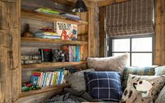 Coin lecture et relaxation avec cette banquette installée près de la fenêtre – l’endroit idéal pour la lecture coin lecture dans les combles maison rustique de vacances