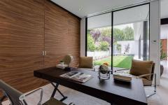 Près de l’entrée principale se trouve le bureau inondé de lumière tout comme le reste de l’intérieur bureau à la maison exemple d'amenagment mobilier