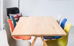 Table à tréteaux dont le design se marie à merveille avec les chaises Eames salle à manger moderne table chaises eames icône
