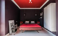 Chambre fidèle à la décoration d’intérieur aux teintes prononcées chambre à coucher parentale en rouge