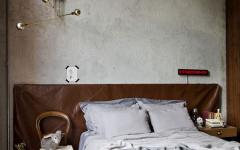 La seule chambre à coucher de l’appartement suit fidèlement le style multiculturel de l’appart chambre rénovée double lit déco