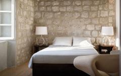 Les chambres à coucher de cette villa de campagne chic sont petites mais ont une belle vue sur la mer ou sur le jardin de lavandes chambre maison rustique rénovée