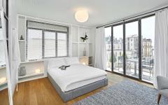 La chambre des maitres possède un petit plus : son balcon donnant sur la vieille partie d’Istanbul chambre principale avec balcon logement citadin