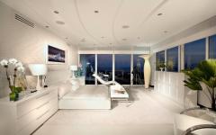 Vaste chambre à coucher parentale tout en blanc chambre avec vue sur la mer