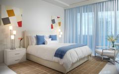 grande et élégante chambre design déco blanc et bleu