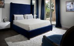 chambre d'ami lit double en blanc et bleu