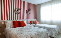 Le même thème maritime est décliné en rouge dans cette chambre aux lits séparés chambre d'ami décoration maritime marine villa de vacances