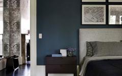 chambre aux couleurs foncées