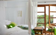 chambre lit badaquin blanc villa rustique ibiza