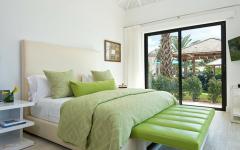 chambre décorée en blanc et vert