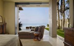 La suite principale avec sa propre terrasse, son accès à la piscine et sa magnifique vue sur l’eau villa de vacances luxe vue sur la mer