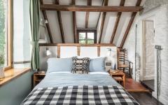 poutres apparents chambre dans les combles vieille maison rénovée