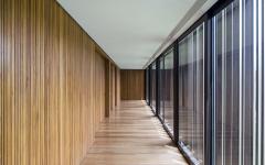 Le couloir qui mène aux chambres possède une belle vue et est inondé de lumière naturelle intérieur demeure minimaliste moderne